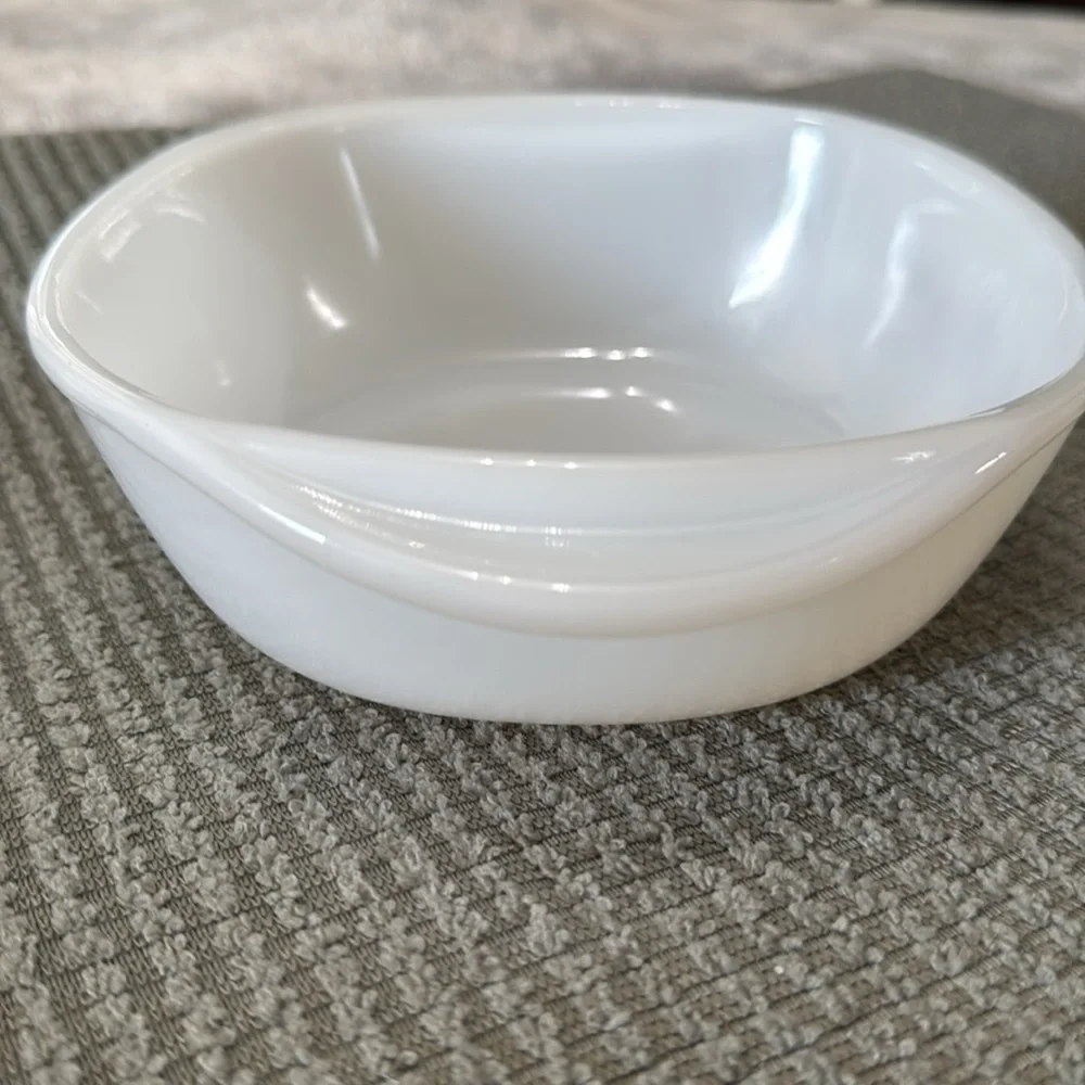 Vintage Dynaware Pyr-O-Rey casserole dish 1960’s‎ Crazy Daisy Pattern Milk Glass